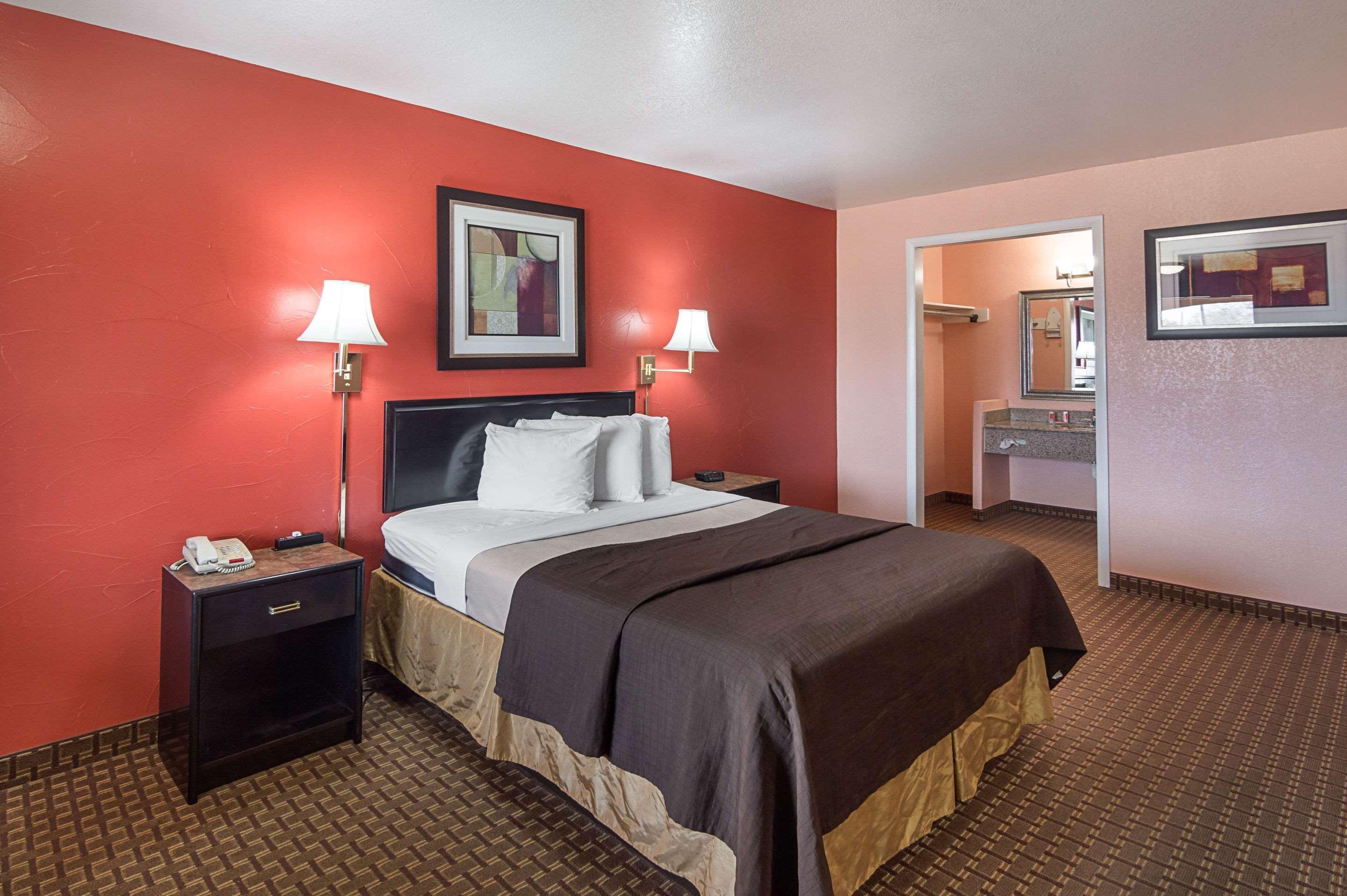 Lodge Econo Hwy 54 - Hwy 287