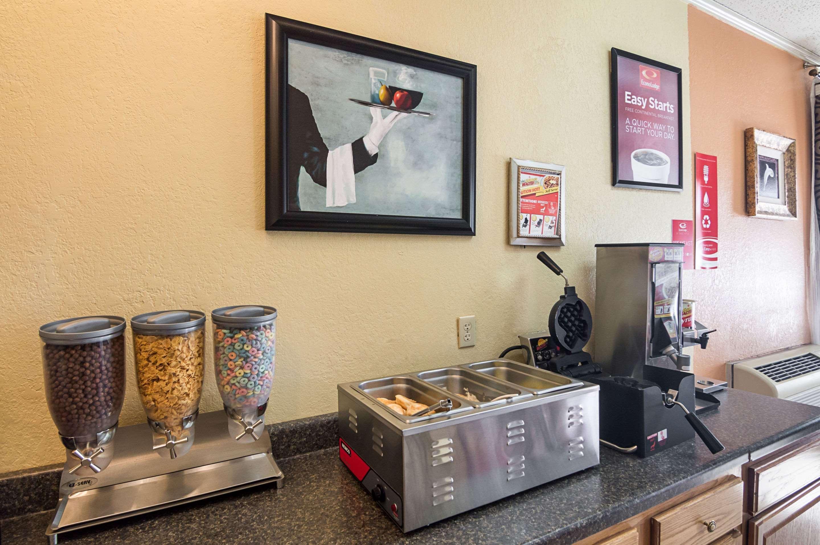 Lodge Econo Hwy 54 - Hwy 287