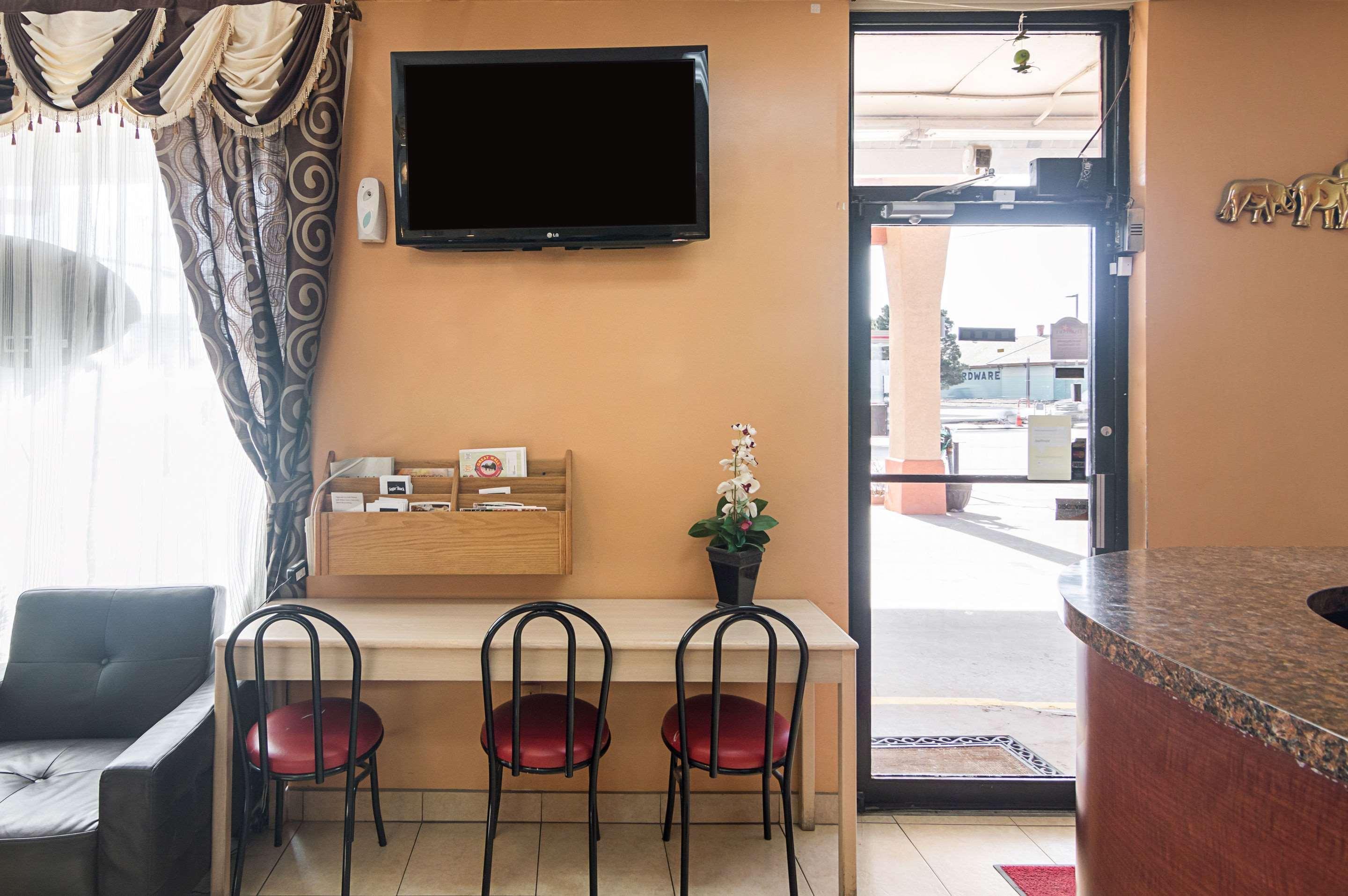 Lodge Econo Hwy 54 - Hwy 287 *