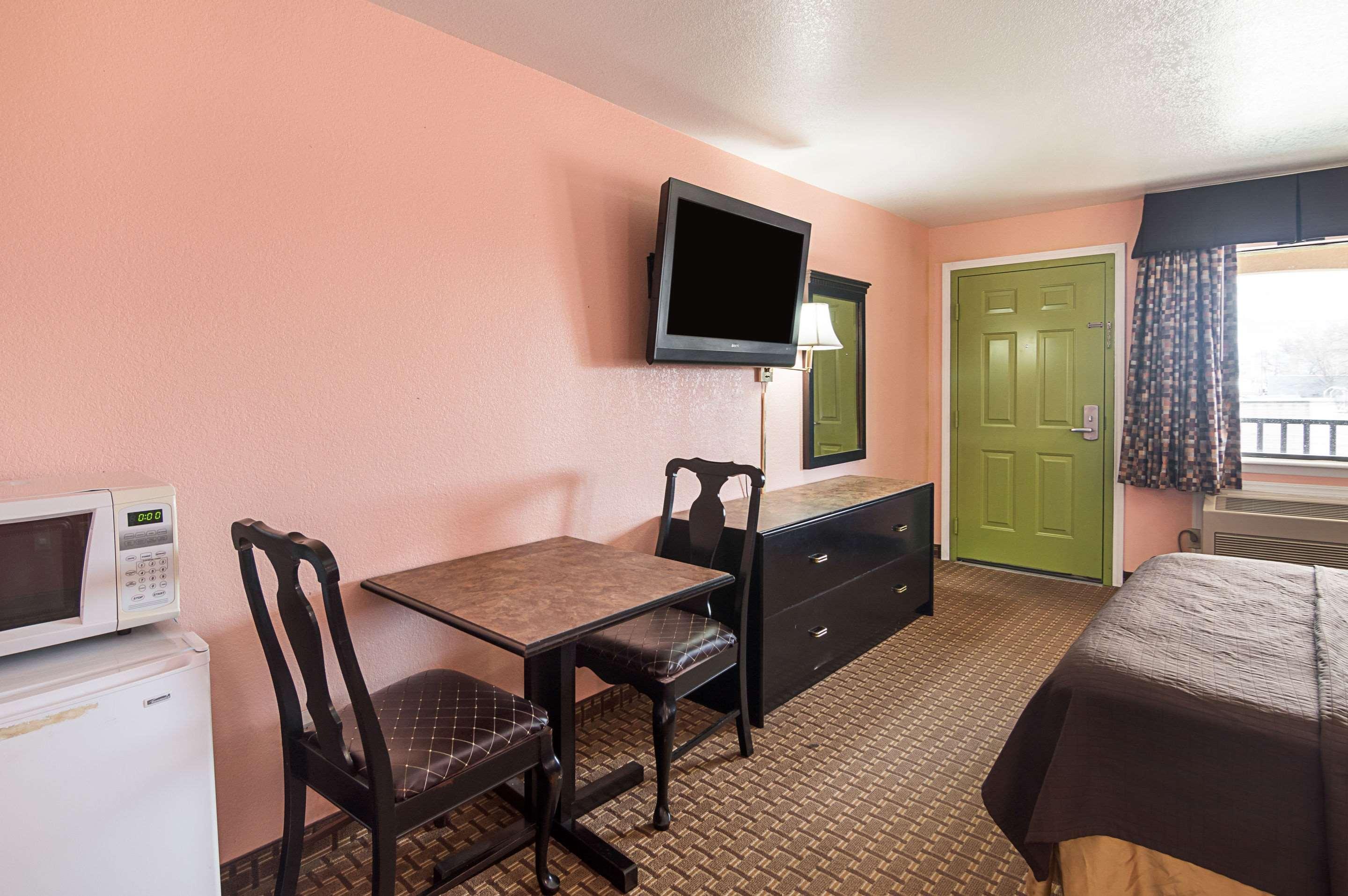 Lodge Econo Hwy 54 - Hwy 287